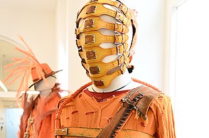 Foto eines orangenen Kostüms mit einer gelben Maske