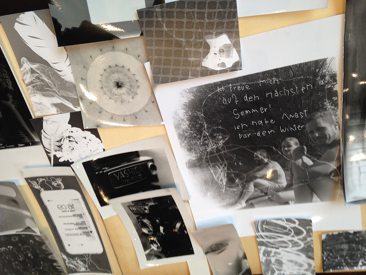 Blick auf Sammlung von schwarz-weiß-Fotografien mit unterschiedlichen Motiven