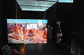 Foto eines großen Bildschirms in einem dunklen Raum