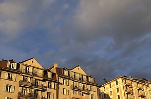 Foto eines großen Gebäudes beim Sonnenuntergang