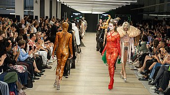 Die Entwürfe der Pforzheimer Mode-Graduierten auf der Neo.Fashion. 2026 (Foto: Richie Photography)