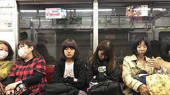 Verschiedene Menschen sitzen in der Bahn