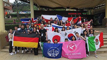 Gruppenfoto von allen internationalen Studenten der Shih Chien Universität in Taipei 