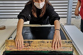 Studentin trägt Farbe auf