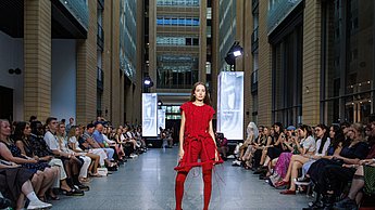 Look von Carla Pretzsch aus der Kollektion De Fem