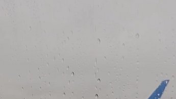 Foto von einem Flugzeugflügel aus der Sicht eines Passagiers 
