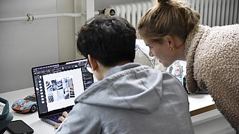 Personen betrachten Beispiele auf einem Laptop