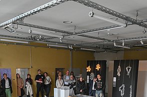 Foto während einer Präsentation zu einer Ausstellung 