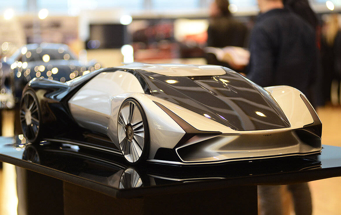 Bild studentische Arbeit: ‚2025 Tesla Roadster Coupe‘ von Felix Weckemann