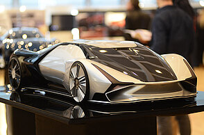 Bild studentische Arbeit: ‚2025 Tesla Roadster Coupe‘ von Felix Weckemann