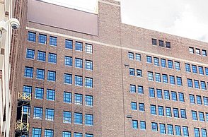 Bild von einem großen Gebäude vor dem ein Auto steht