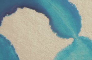 Blaue Farbe, welche sich über die Leinwand erstreckt 