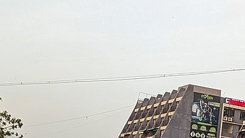 Eine Hochzeit wird in der Stadt gefeiert 