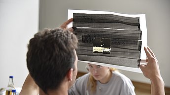 Student betrachtet ein Bild