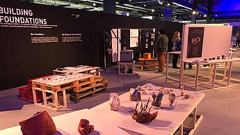 Bei einer Ausstellung liegen verschiedene Objekte auf Tischen
