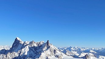 Foto einer verschneiten Gebirgslandschaft 