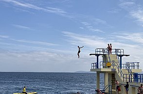 Person springt vom Salthill Diving Tower