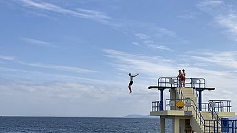 Person springt vom Salthill Diving Tower