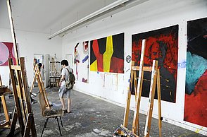 Gemälde und Staffeleien in einem Raum