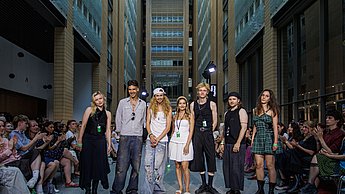 Die sieben Absolvent*innen bei der Graduate Show