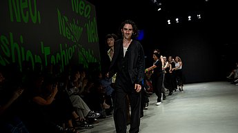 Präsentation eines Outfits auf dem Laufsteg bei der Neo Fashion