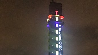 Großes Gebäude, dass in hellem Licht erstrahlt 