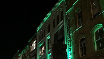 Die Stadt bei Nacht wird durch Gebäude beleuchtet