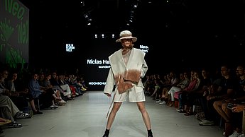 Präsentation eines Outfits auf dem Laufsteg bei der Neo Fashion