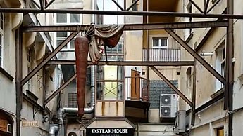 Gasse mit einem Gerüst 