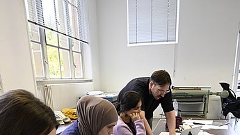 Studenten beim lernen an Laptops