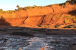 Foto eines Flusses in einer Schlucht