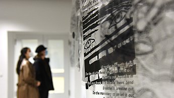 Personen betrachten Plakate