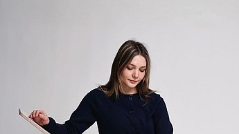 Model sitzt auf TILT