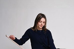Model sitzt auf TILT