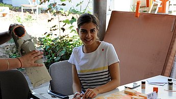 Mädchen sitzt vor einem Tablet mit Essen