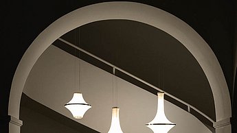 Foto von drei Lampen die von der Decke hängen