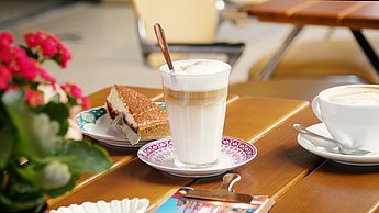 Zwei Tassen Kaffee auf einem Tisch