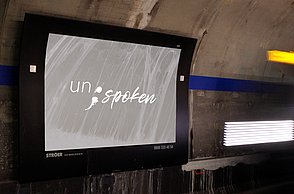 Svenja Rathfelder–Ich gegen mich. Eine visuelle Annäherung an das Tabuthema Autoaggression. Mockup Film in U-Bahn Haltestelle.