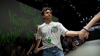Präsentation eines Outfits auf dem Laufsteg bei der Neo Fashion