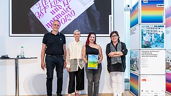 Studenten stehen vor einer Wand mit Postern