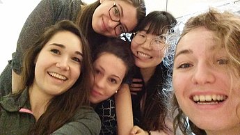 Selfie mit verschiedenen Personen im Hintergrund 