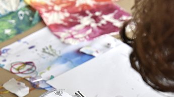 Person schneidet Muster aus