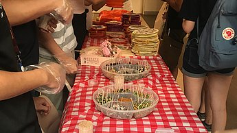 Gedeckter Tisch beim Mooncake Fest