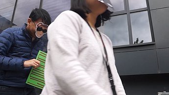 Zwei Personen mit Affenmasken 
