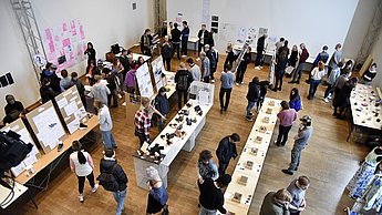 Menschen in einer Ausstellung 