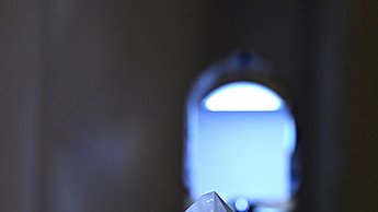 Foto einer blauen Skulptur aus Chrystal  