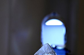 Foto einer blauen Skulptur aus Chrystal  