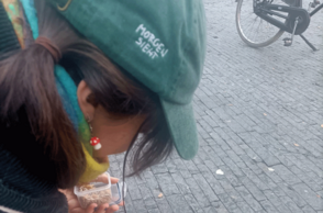 Eine Person füttert Tauben mit der Hand