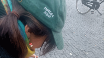 Eine Person füttert Tauben mit der Hand