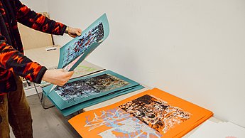 Studenten arbeiten an Plakaten